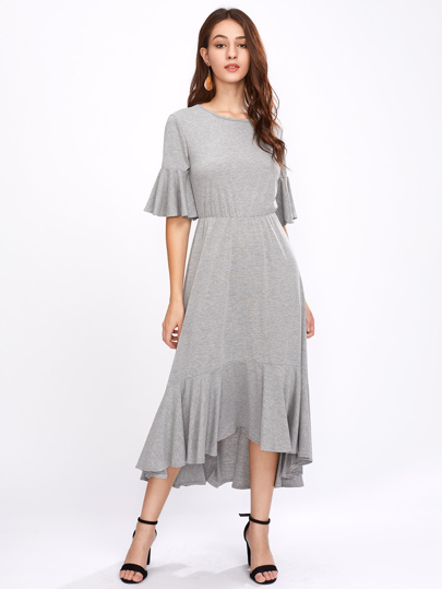 Vestito con maniche svasate