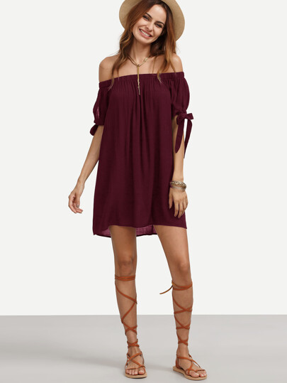 Vestido con cordones y hombros al aire