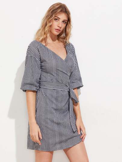 Vestito a quadretti con scollo a v