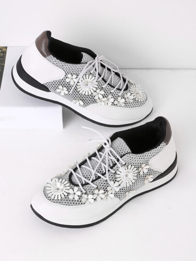 Turnschuhe mit Blumen und Band