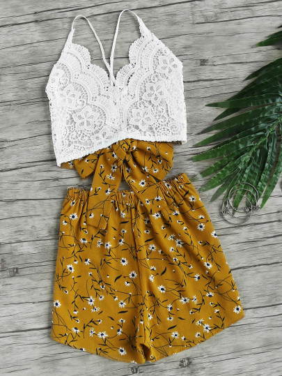 Top camisole con pannello in pizzo con pantaloncini floreali