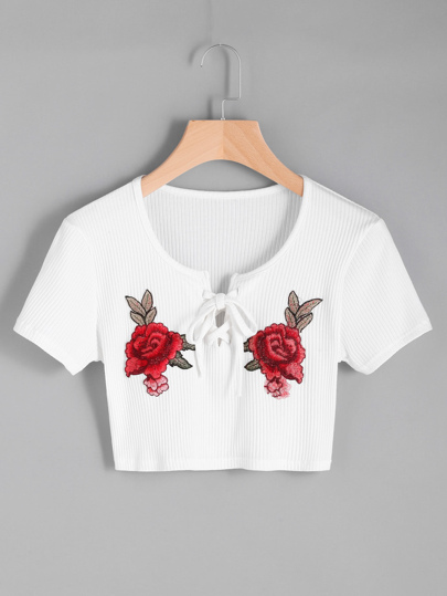 Camiseta corta de canalé con cordón con parche bordada de rosa