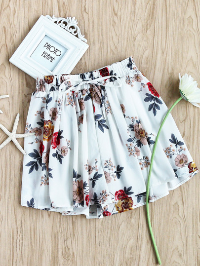 Short con estampado floral al azar con volantes con cordón