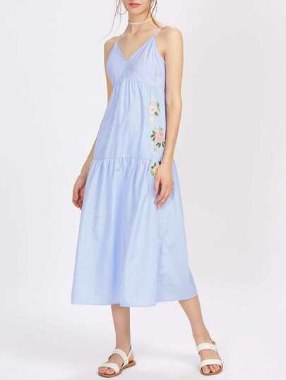 Robe brodée des fleurs à étages à rayures
