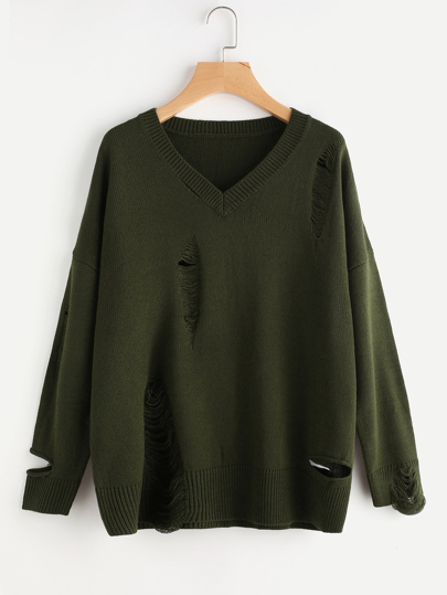 Pull-over lacéré avec la chute de l\'épaule