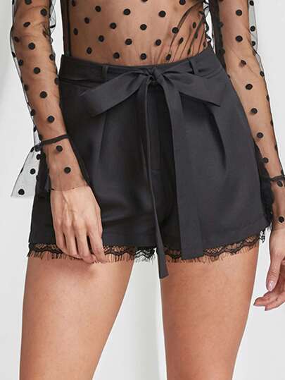 Maßgeschneiderte Shorts mit Selbstbindung und Spitzen