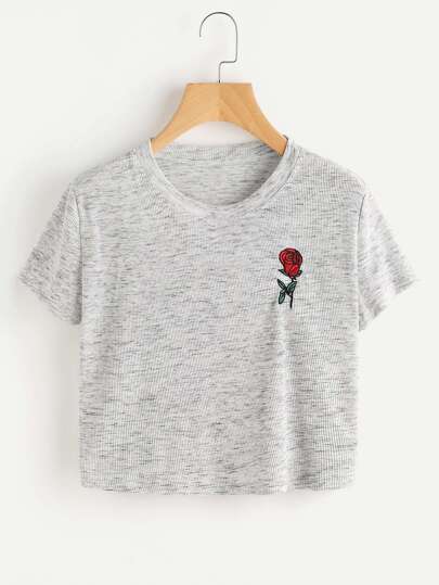 Tee mit Rosestickerein und Rippen