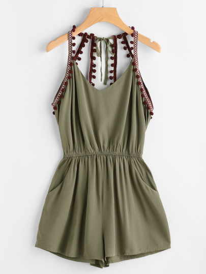 Getrimmter rückenfreier Jumpsuit mit Stickerei und Bommel
