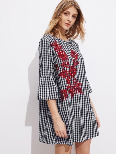 Kleid mit Flötehülse und Stickereien