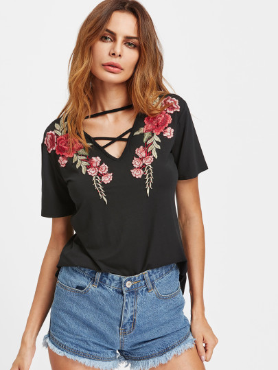 Tee-shirt col en V croisé avec des appliques des roses