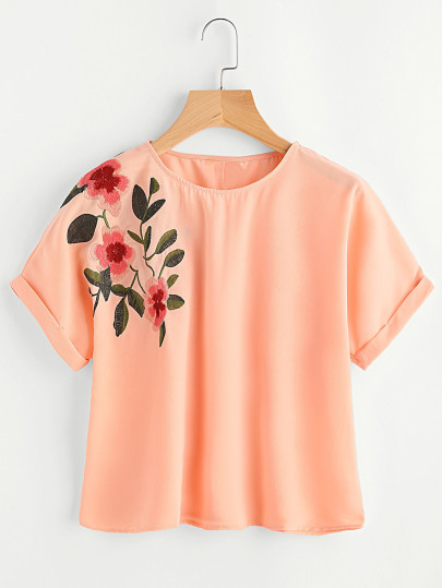 T-shirt con ricamo di rosa