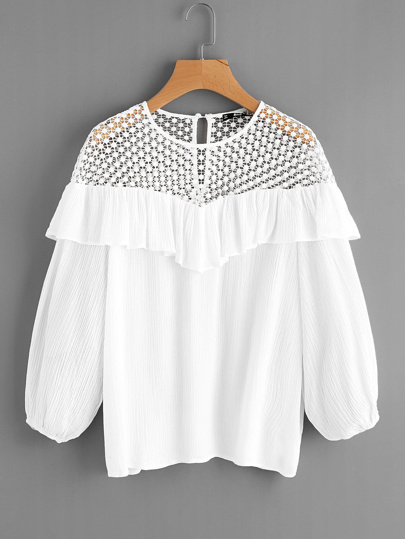 Bluse mit Punkte, Spitzen auf Schultern und schößchem Saum