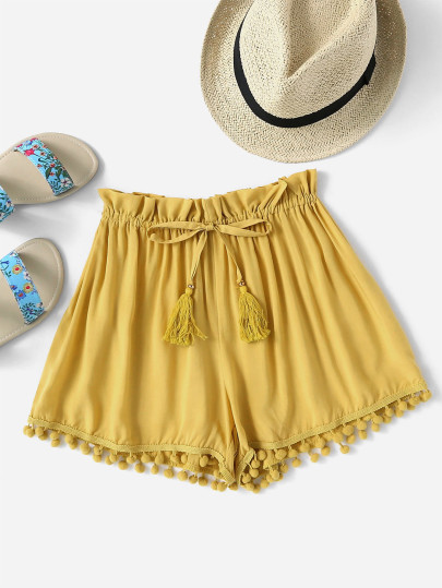 Shorts mit Tunnelzug und Pompons um den Saum