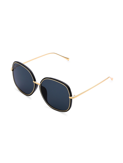 Kontrastfarbige überdimensionierte Sonnenbrille