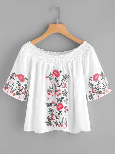 Top de fruncido con bordado