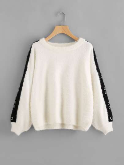 Pull-over duveteux contrasté avec un trou