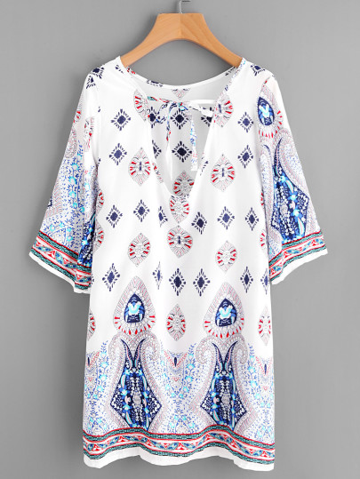 Kleid mit V-Ausschnitt und Band am Hals