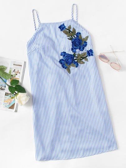 Robe à bretelle bas au dos avec pièce de rose 3D