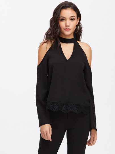Bluse mit Halsband, Flötehülsen und Spitzen