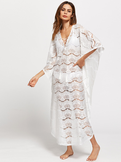 Kleid mit Quaste, Band und Spitzen