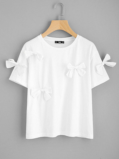 T-shirt con abbellito di cravatta a farfalla