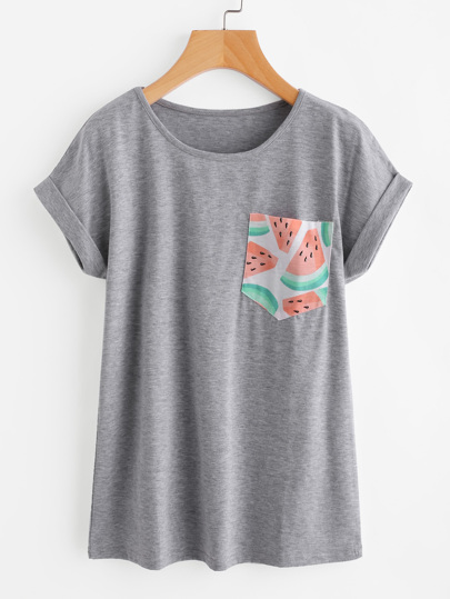 Camiseta de marga con estampado de sandía en contraste con bolsillo con bocamanga enrollada