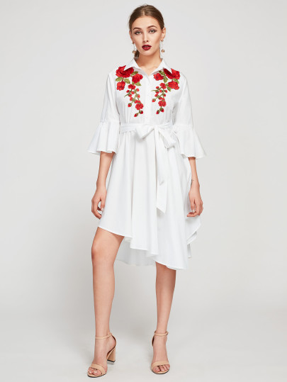Vestito con maniche a campana e toppa ricamata di fiore