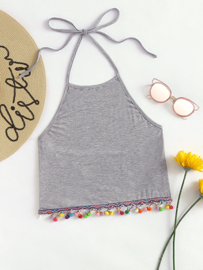 Top de halter con cinta bordada y pompones