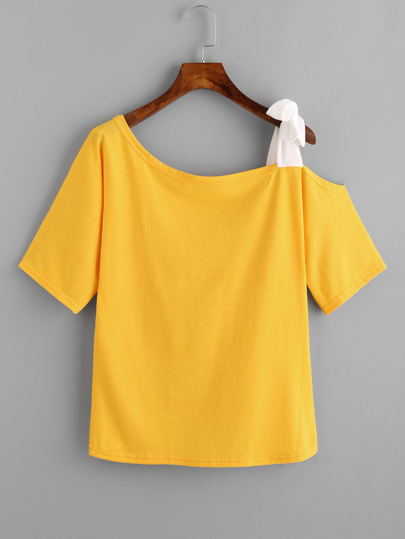 T-shirt con spalle asimmetriche