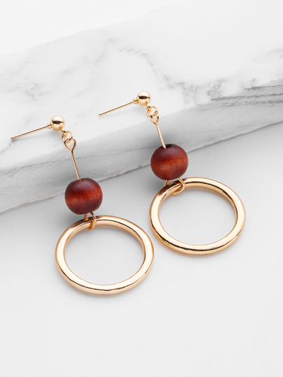 Boucles d\'oreilles design d\'anneau avec boule en bois