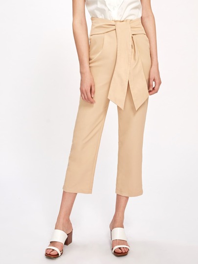 Pantalons avec un nœud et des plis