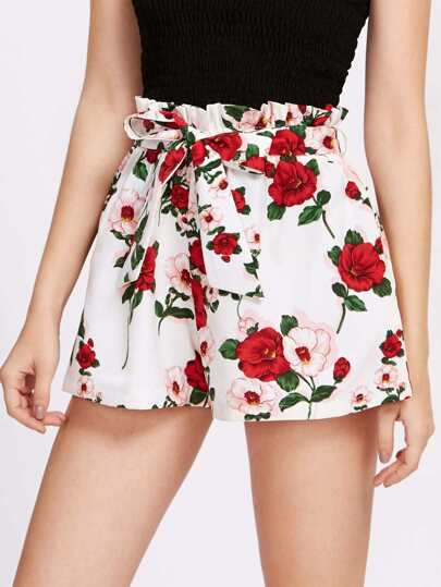 Short floral al azar con volantes y cordón