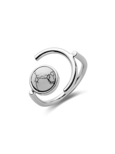 Anillo minimalista geométrico con mármol