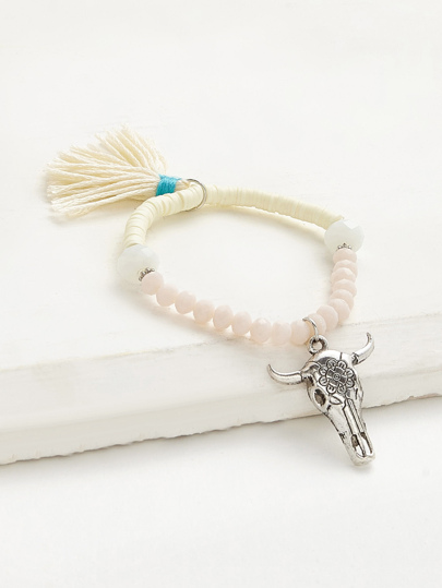 Brazalete de cuentas con detalle de borla y cabeza de toro de metal