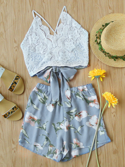 Top à bretelle lace croisé avec nœud papillon au dos et avec shorts floral