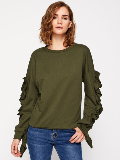 Pull-over avec des plis et la chute de l\'épaule