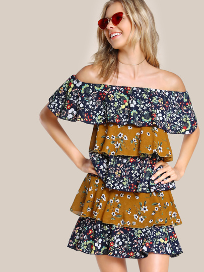 Vestido con hombros al aire y estampado botánico