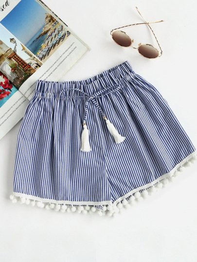 Shorts à rayures avec une ceinture et des pompons