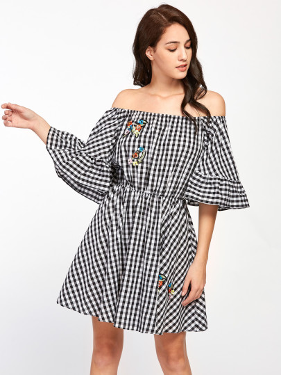 Vestito con maniche svasate e toppa ricamata