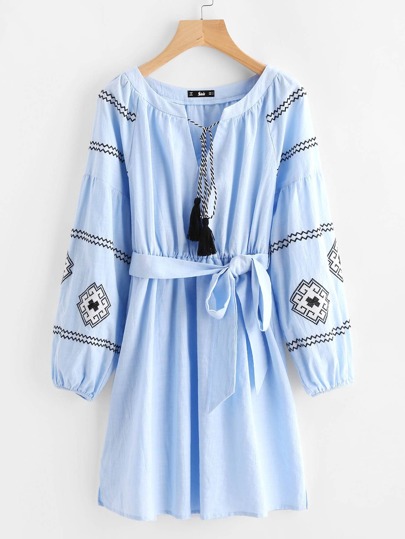 Robe manche lanterne brodée avec des franges
