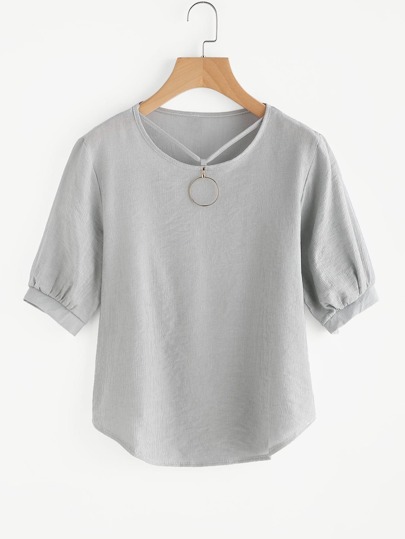 Blusa de cuello con correa con detalle de O-anillo