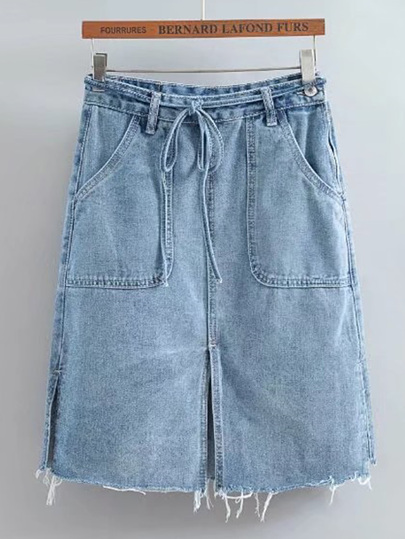 Jupe fendue en denim avec une ceinture