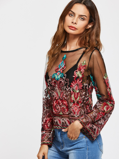 Blouse brodée à maille avec un trou