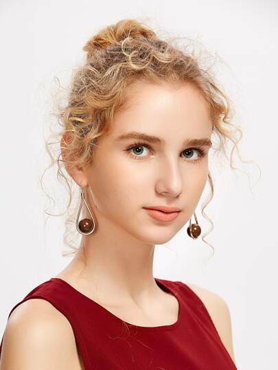 Boucles d\'oreille décorées des perles rondes