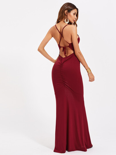 Robe ruchée croisée au dos avec un lacet