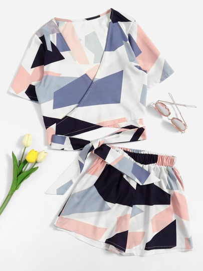 Top con stampa geometrica con pantaloncini