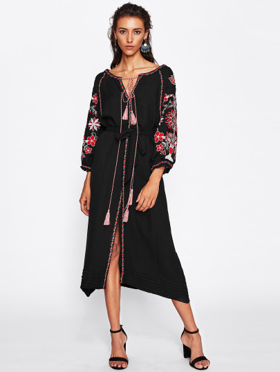 Vestido con detalle de cinta bordado con abertura en V y cordón
