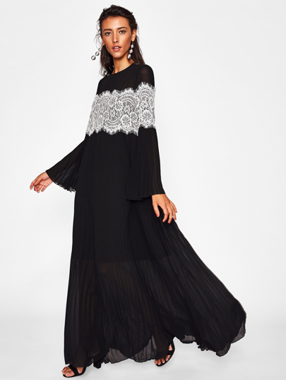 Kleid mit Spitzen, Applikation, Trompetenhülse und Blumen