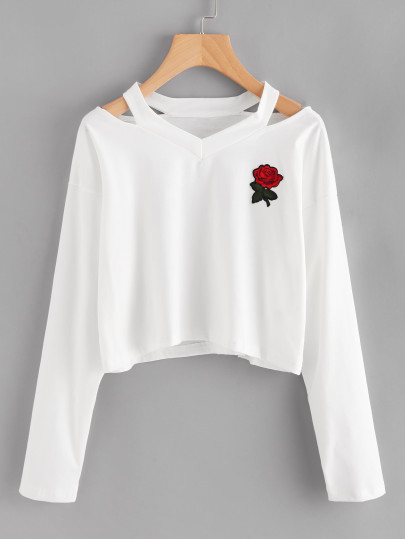 Camiseta con abertura en el cuello y parche de rosa