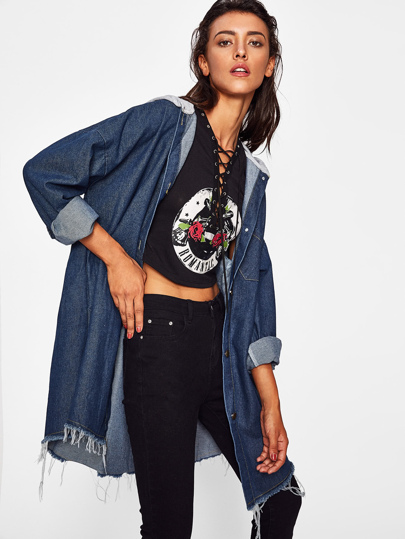 Veste en jeans encapuchonné avec la chute de l\'épaule